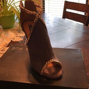 Gray heeled pumps with gold trimming